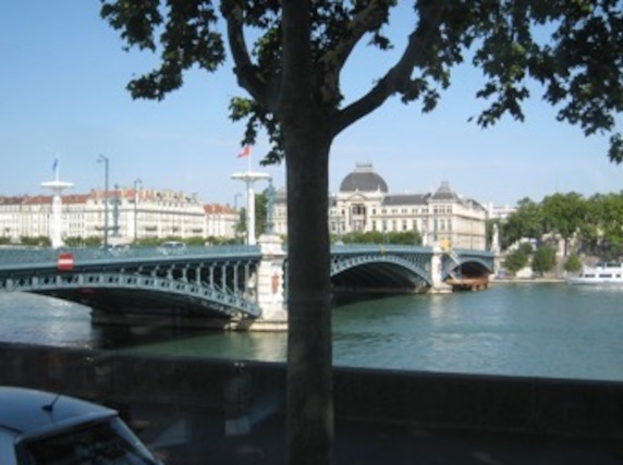 Fluss mit Brücke in Lyon 
